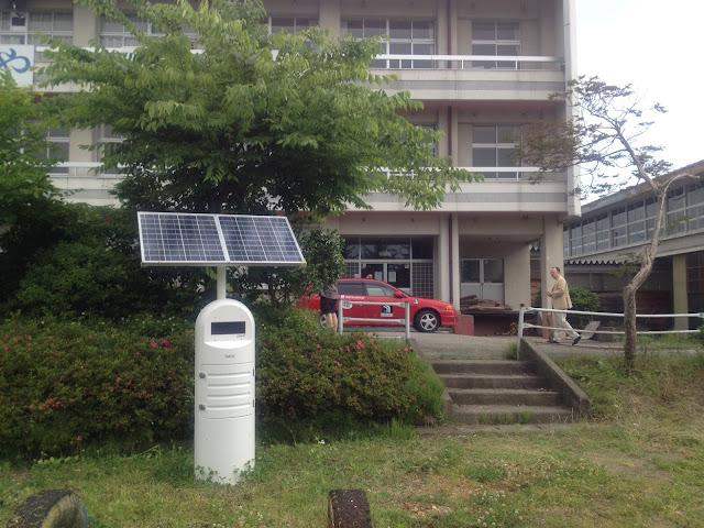 会津美里にある廃校になった小学校の校庭にあるモニタリングポスト。太陽光で稼動している。